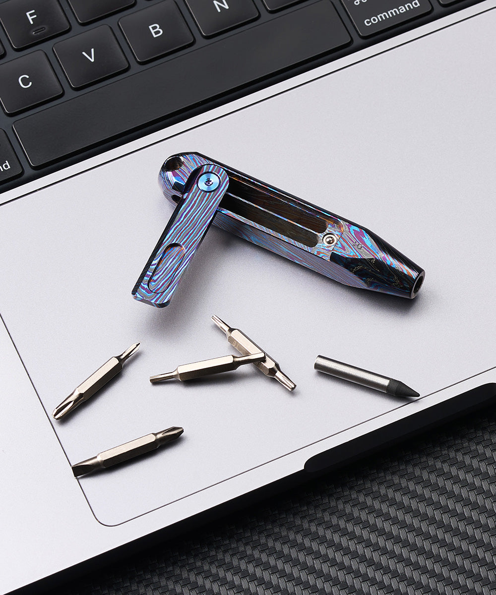 D1 screwdriver opened to show its hidden bit storage